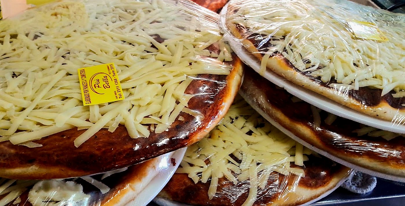 Pizza de muzarela envuelta con etiqueta de Piú Bella